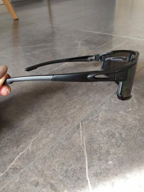 Športové slnečné okuliare,