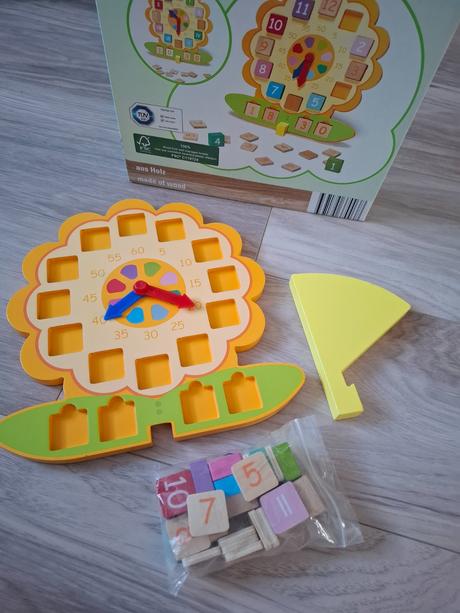 Učenie hodín, drevené montessori,