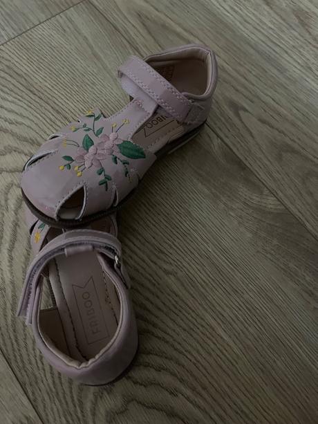 Krásne lakované sandálky., 27