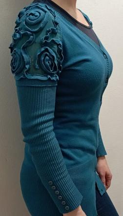 Svetrík so zdobením na pleciach, xs