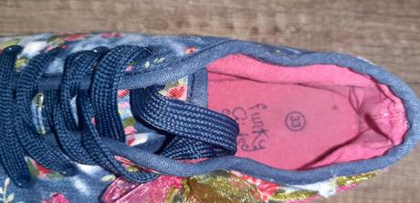 Platené tenisky, 33