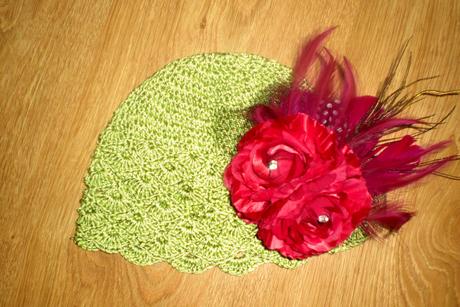 Háčkovaná čiapočka s kvetom, 104