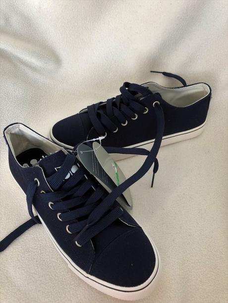 Nenosené tenisky, 39