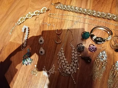 19 ks bižutérie už aj s poštou,