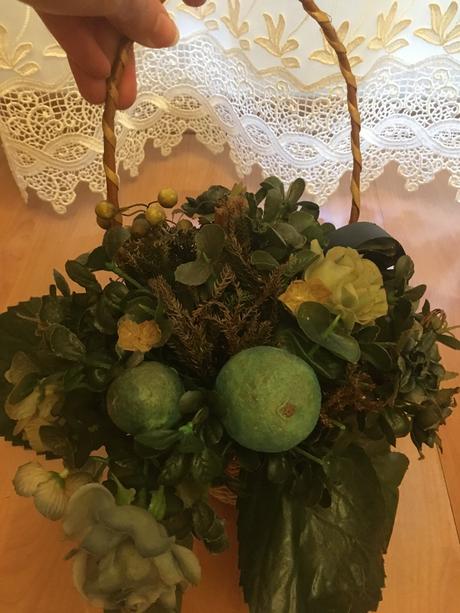 Ratanový košík s veľkou kyticou, 