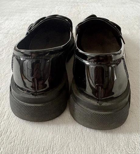 Čierne lakované loafers, 36