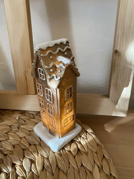 Drevené okienko a led perníkový domček vyšší- sada,