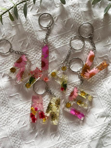 Ručne vyrobené živicové kľúčenky, 