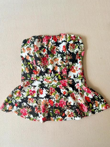 Kvetinový korzetový top s peplum strihom, s