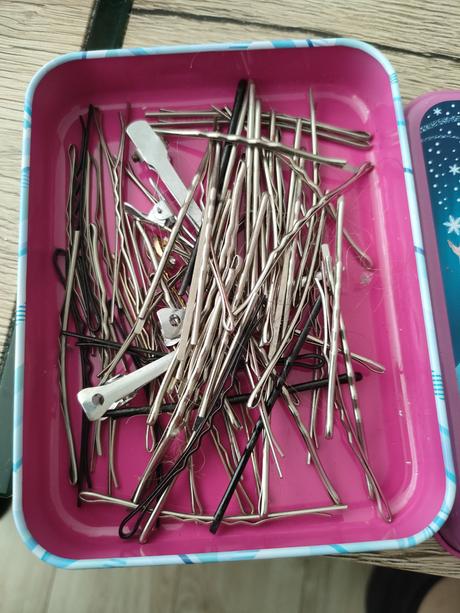 Obycajne sponky v krabicke, 