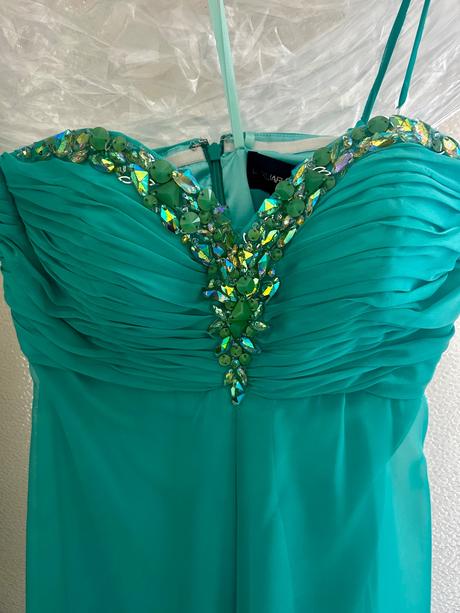 Krásne spoločenské šaty, s