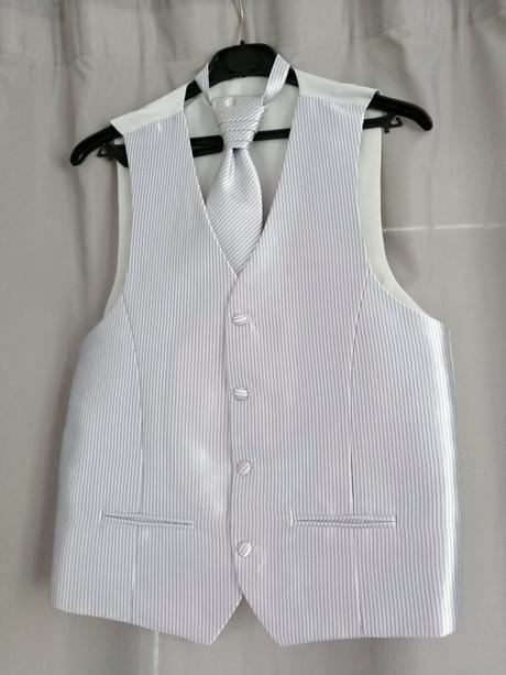 Vesta s kravatou, 50