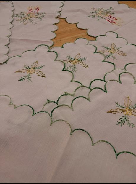 Vyšívané vianočné obrusy, viac kusov, 