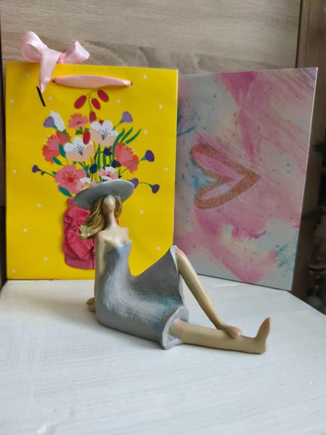 Dekorácia sediaca dáma, 