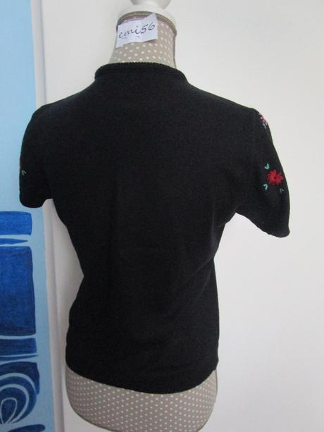 2425. tričko ručne vyšívané, s