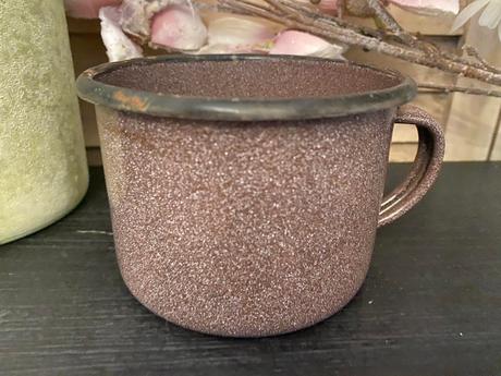 Hnedý smaltovaný hrnček,