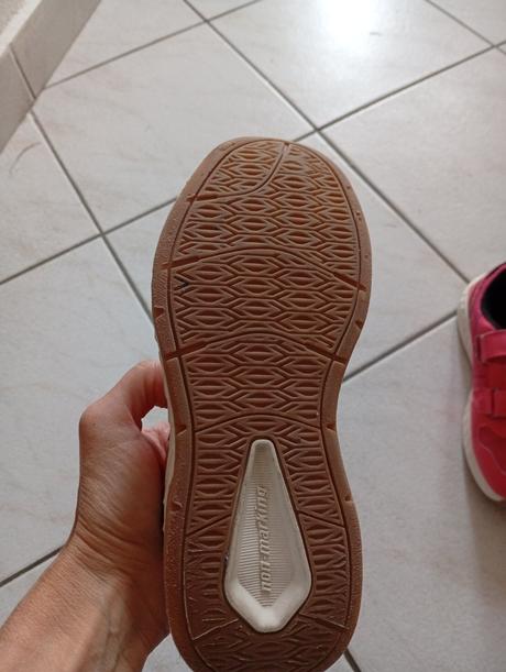 Dievcenske tenisky, 32