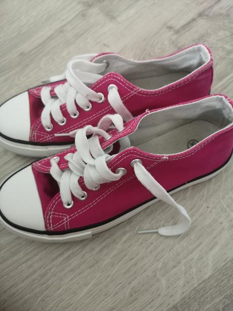 Cyklamenove tenisky, 36