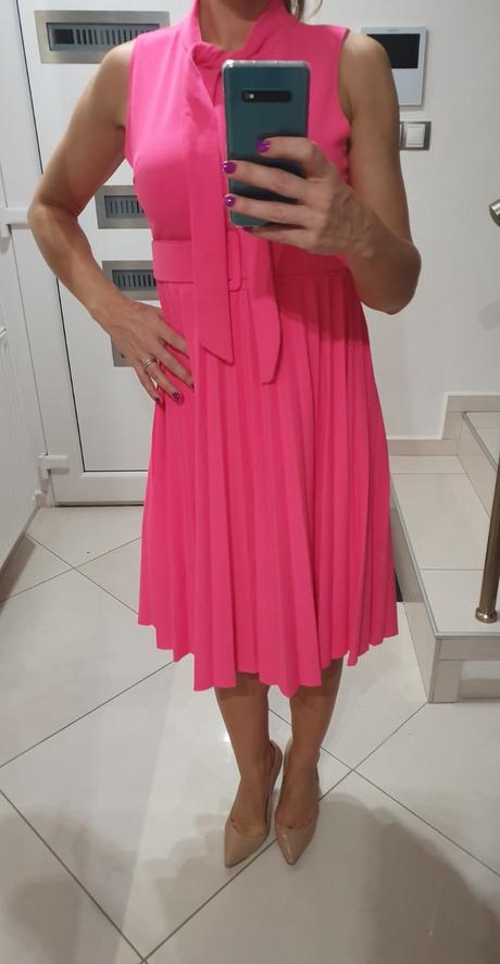 Neónové plisované šaty, s