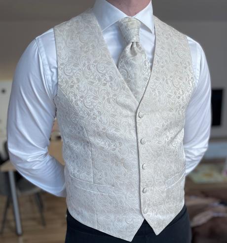 Svadobná vesta s viazankou a vreckovkou, 52