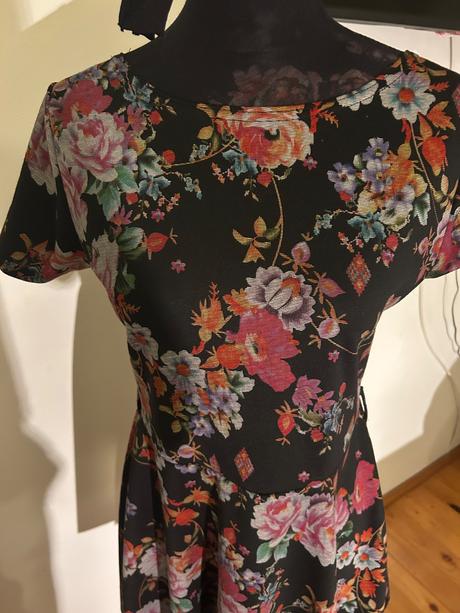 Šaty čierne s kvetinovým vzorom, atmosphere,40