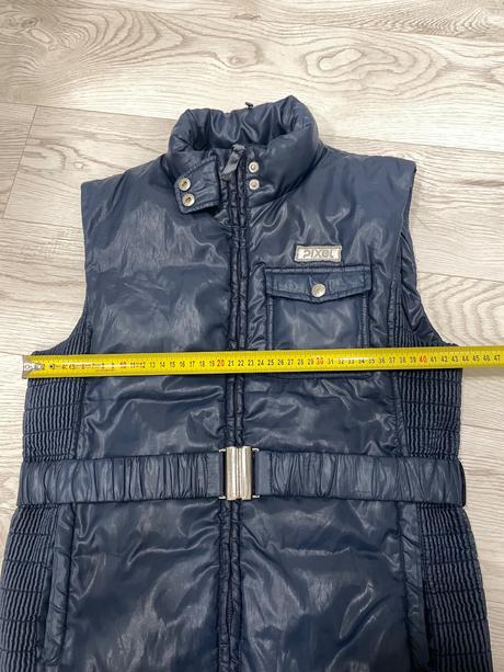 Tmavo modrá vesta s opaskom, 164