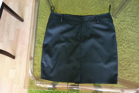 Čierna sukňa nad kolená s podšívkou, 38