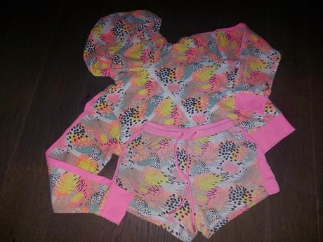 Uzasny farebny letny kompletik mikinky a krataskov, reserved,158