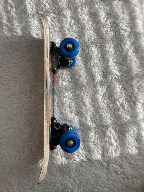Farebny skateboard sparkys,