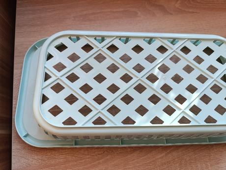 Plastový odkvapkávač alebo cednik, 