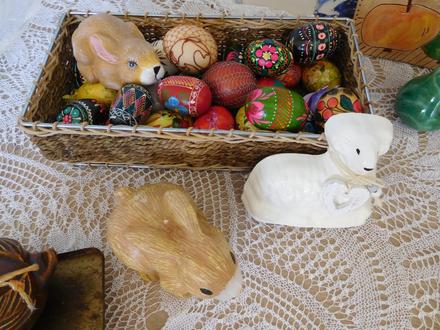 Veľkonočné kraslice drevené a iné, keramický zajko, 
