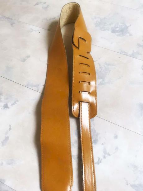 Kožený popruh na gitaru,
