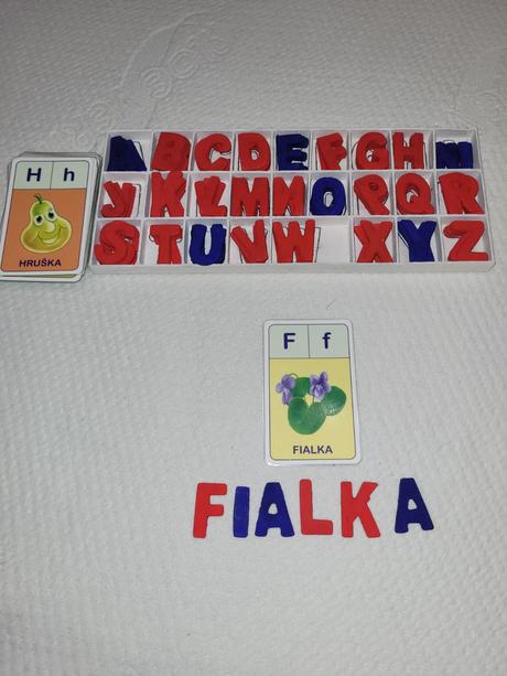 Drevené písmená na skladanie prvých slov,