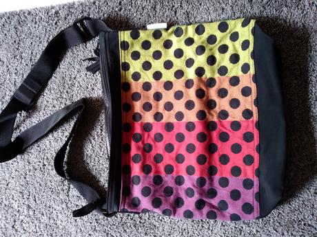 Softshelová crossbody taska kokadi black rainbow, 