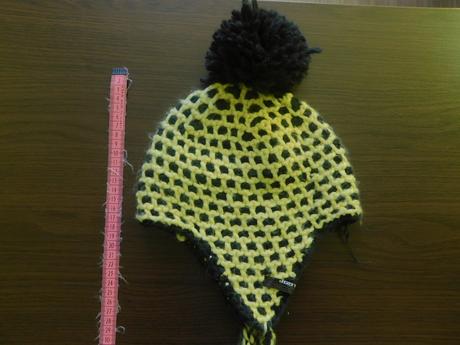 Ciapka zlto-cierna s "vrkocmi"a brmbolcom nenosena, loap,56