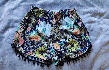 Kvetinové šortky s brmbolcami, s