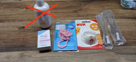 Mix potrieb pre bábätko (cumlík, držiak, krém ), nuk