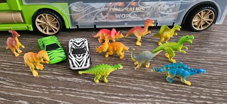 Kamion / kufrik s dinosaurami a autickami,
