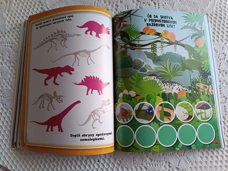 Veľká kniha nálepiek dinosaury, 