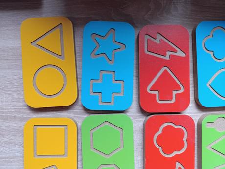 Montessori drevená tabuľka na tvary,