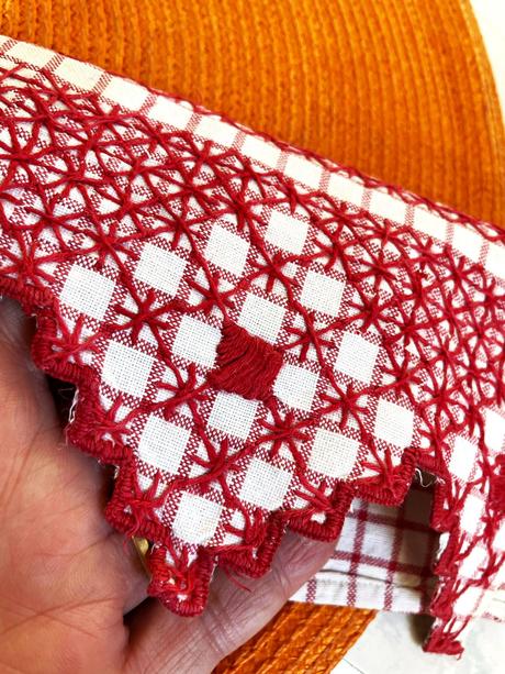 Vyšívaná vitrážka,