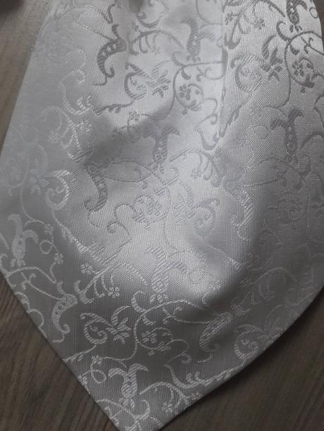 Kravata s vreckovkou, 