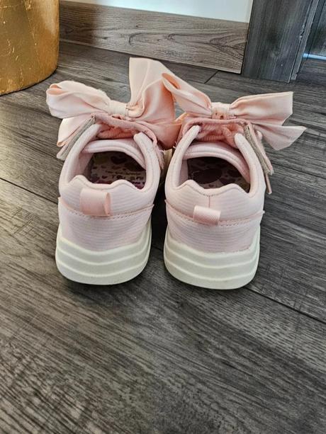 Tenisky s mašličkou, 30