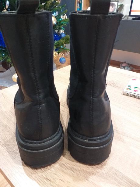 Dievcenske cizmy, 39