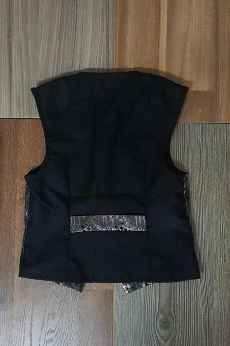 Chlapcenska vesta k obleku, 104