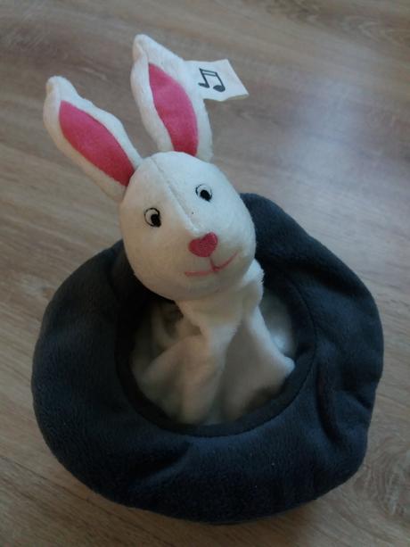 Zajko v klobúku uspávačik,