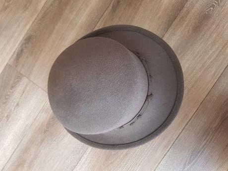 Klobuk tmavosedy, 54