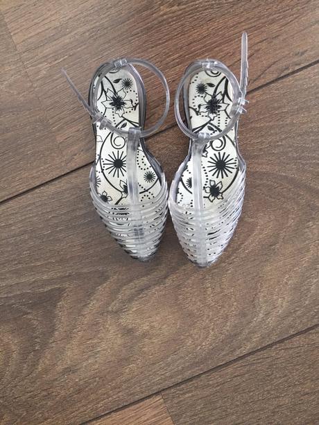 Dievcenske sandale, 25