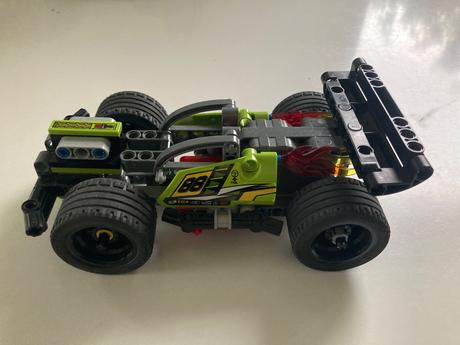 Lego technic 42072 pretekárske auto,