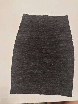 Obtiahnutá sukňa, xs